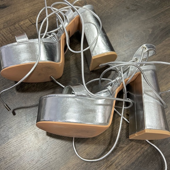 Metallic lace up block heels sz 8 - Picture 2 of 4